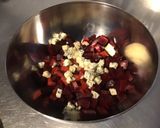 Une image de l'étape 6 de Salade de betteraves aux tomates, bleu d'Auvergne et herbes sauce balsamique.