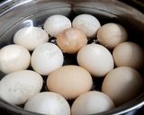 Hình bước làm 1 của món Trứng rim mắm hành