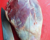 Foto del paso 1 de la receta: Cordero guisado en salsa reducida de dos cebollas con pasas
