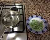 Foto del paso 1 de la receta Judías con jamón y huevos de codorniz