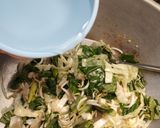 Foto langkah ke 5 dari resep 42. Kwetiau Goreng Ayam Bakso.