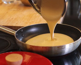 Foto langkah ke 8 dari resep 100% Sukses! Martabak Manis Teflon Bersarang (Terang Bulan).
