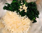 Une image de l'étape 2 de Poulet aux épinards et parmesan.