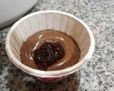Foto langkah ke 3 dari resep Cup Cake Strawberry Chocolate chips.