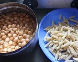 A picture of step 1 of Penne Amritsari.