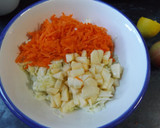 Foto del paso 2 de la receta: Ensalada de repollo con zanahorias y manzana con mayonesa de niguella