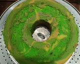 Foto langkah ke 8 dari resep Bolu Marmer 3 warna (hijau, kuning dan cokelat).
