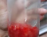 Foto langkah ke 3 dari resep Ice Strawberry Mint Tea.