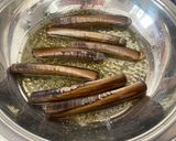 Foto del paso 2 de la receta: Navajas doradas a la plancha