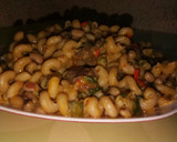 A picture of step 4 of Macaroni and beans jallop.