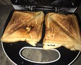 A picture of step 5 of Egg and sardine toasted bread.