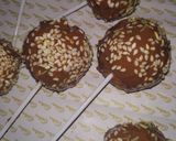 A picture of step 6 of Crunchy peanut sesame chocolate lolipops.