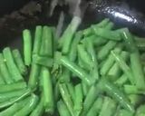 A picture of step 1 of Garlicky french beans.