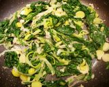Bébispenótos-túrós rakott fusilli recept fázis 2 fotója