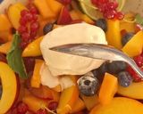 Une image de l'étape 2 de Salade de fruits et sa quenelle de fromage blanc glacé.