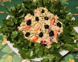 Une image de l'étape 11 de Salade de crabe au céleri, courgette, oignon rouge et olives noires.