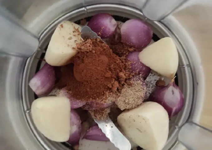 Langkah-langkah untuk membuat Resep Semur Ayam Kentang Favorit di Rumah