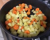 Une image de l'étape 7 de Pommes de terre, carottes et navets marteaux fruités.