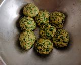 A picture of step 3 of Bathua Lachcha Paratha.
