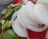 Foto del paso 2 de la receta: Tortilla de papa sin freír con zucchini y cebolla