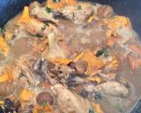 Foto del paso 4 de la receta Pollo de corral con castañas y rebozuelos