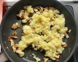 Foto del paso 5 de la receta: Bacalao y patatas con salsa de coco, setas y frutos secos