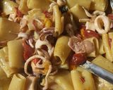 Foto del passaggio 6 della ricetta Paccheri di Gragnano con pachino e calamari