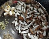 लसूण खोबऱ्याची सुकी चटणी (lasun khobryachi suki chutney) रेसिपी स्टेप 1 फोटो 