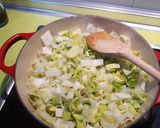 Foto del paso 2 de la receta: Pollo con puerros y vino blanco