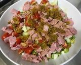 Une image de l'étape 11 de Salade de riz vert au jambon, concombre, poivrons, tomates et olives noires.