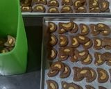 Foto langkah ke 4 dari resep Cookies coklat kacang topping mede.