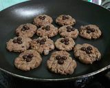 Foto langkah ke 7 dari resep Chocochip cookies teflon (1 telur).
