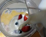 Gambar langkah 1 resipi Berry Bliss Smoothie Bowl.