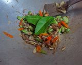 Foto langkah ke 5 dari resep Tumis rebung pedas.