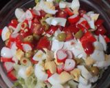 Foto del paso 1 de la receta: Ensalada de pasta con huevo duro, palitos de cangrejo y queso fresco