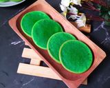 Foto langkah ke 4 dari resep Kanom Krok Bai Toey|Thai pandan pancake.