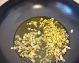 Foto del passaggio 2 della ricetta Linguine pomodorini, olive taggiasche e Burrata