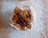 Foto del paso 8 de la receta: Minipavlova de crema de vainilla, manzana y pasas