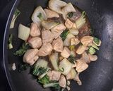 Foto langkah ke 4 dari resep Tumis Ayam Pakcoy.