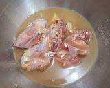 A picture of step 1 of Steamed Garlic Chicken With Fried Ginger Sprinkle.