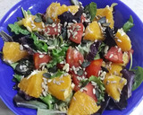 Foto del paso 1 de la receta: Ensalada con salmón ahumado, naranja y frutos secos