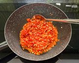 Hình bước làm 2 của món Ớt rim đa dụng dùng kèm bún mì miến
