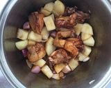 A picture of step 2 of Potato stew chicken.