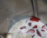 Foto del passaggio 1 della ricetta Frappè fragola🍓e banana 🍌