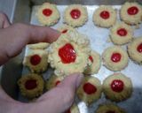 Foto langkah ke 5 dari resep Crunchy Strawberry Peanut Thumbprint Cookies.