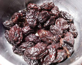 Foto del paso 2 de la receta: Cebollas caramelizadas, con pasas y ciruelas