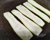 Foto del passaggio 2 della ricetta Involtini di zucchine