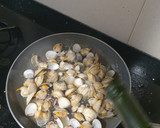 Foto del paso 2 de la receta: Berberechos al vino blanco con ajo y perejil