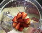 Hình bước làm 2 của món Sinh tố dâu chuối 🍌 🍓