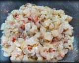 Foto del passaggio 4 della ricetta Tartare di Branzino al Pepe Rosa e Cipolle di Breme